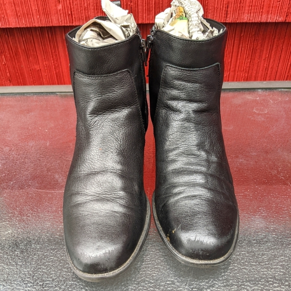 Anne Klein black leather bootie size 8.5